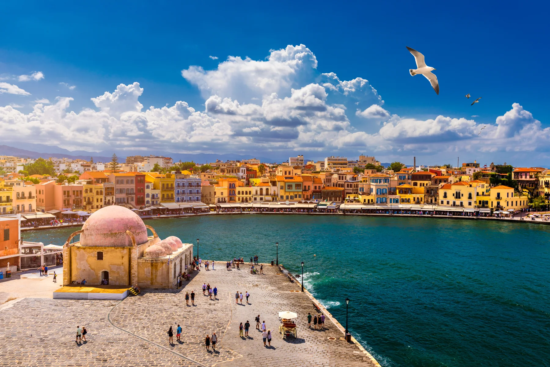 moschee im alten venezianischen hafen der stadt chania auf kreta, griechenland. alte moschee in chania. janissaries oder kioutsouk hassan moschee in chania kreta. türkische moschee in chania bucht. kreta, griechenland.