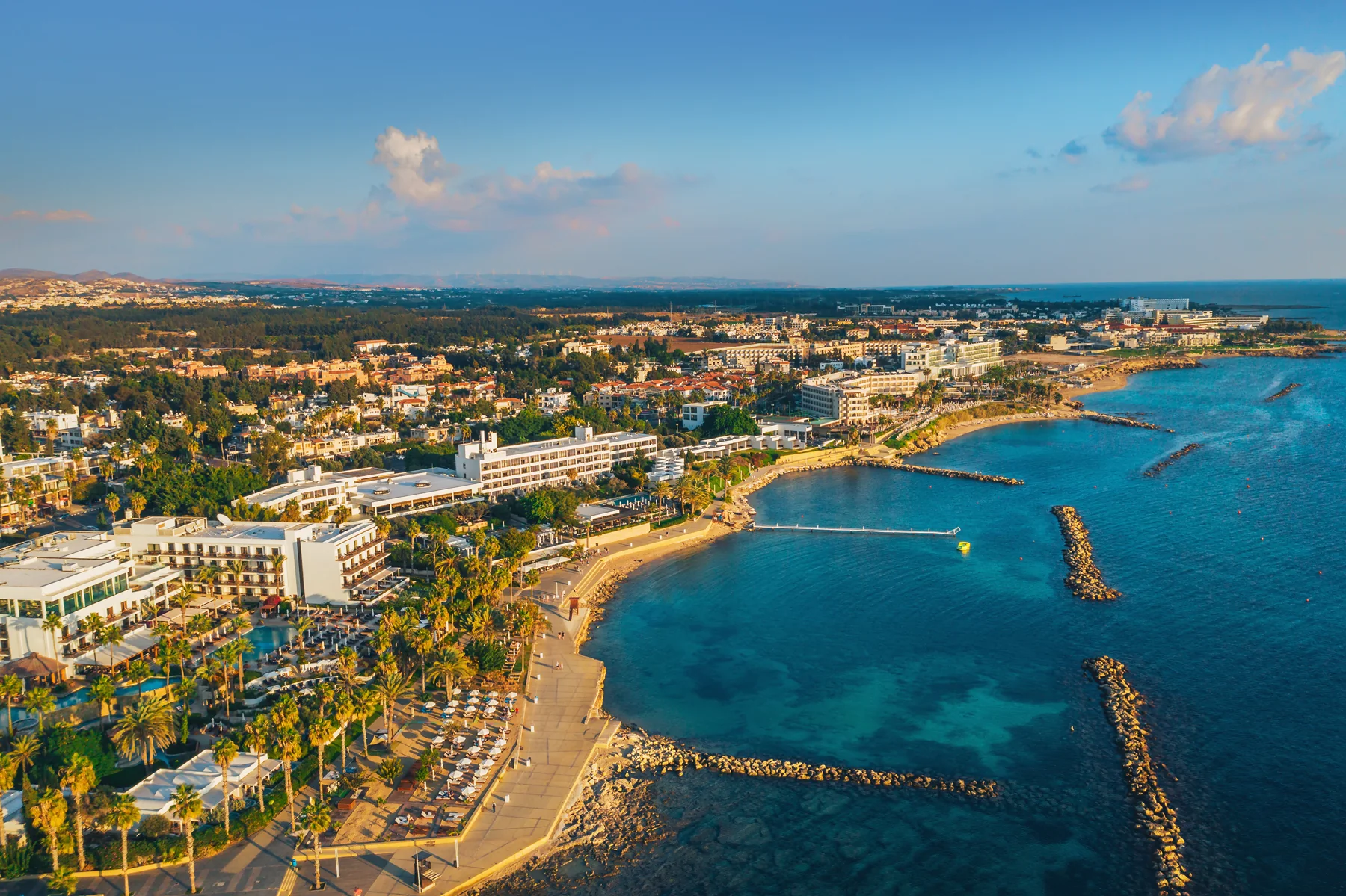 zypern, paphos damm, luftaufnahme. berühmte mediterrane ferienstadt. sommerreisen
