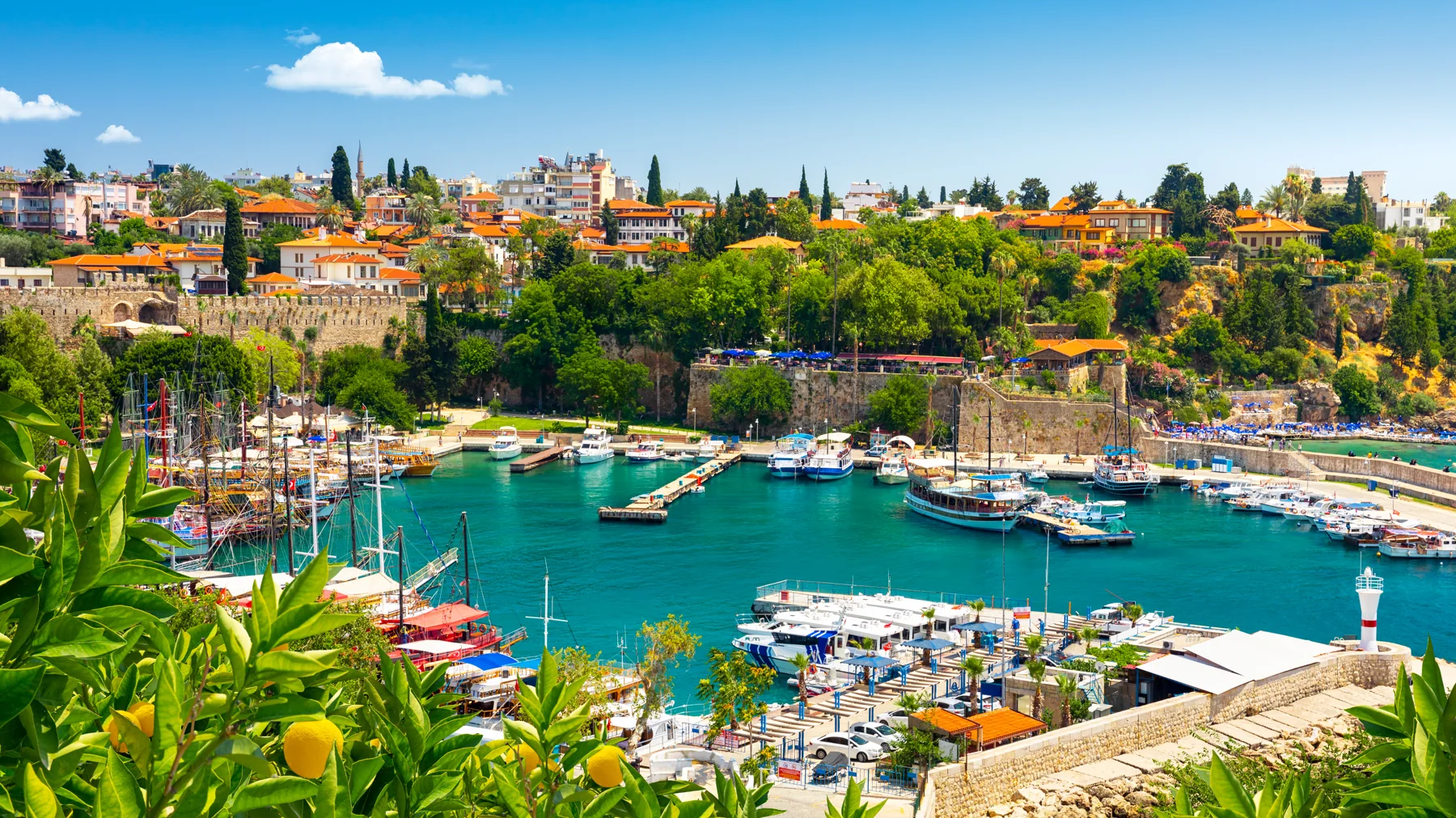 hafen in antalya altstadt oder kaleici in der türkei