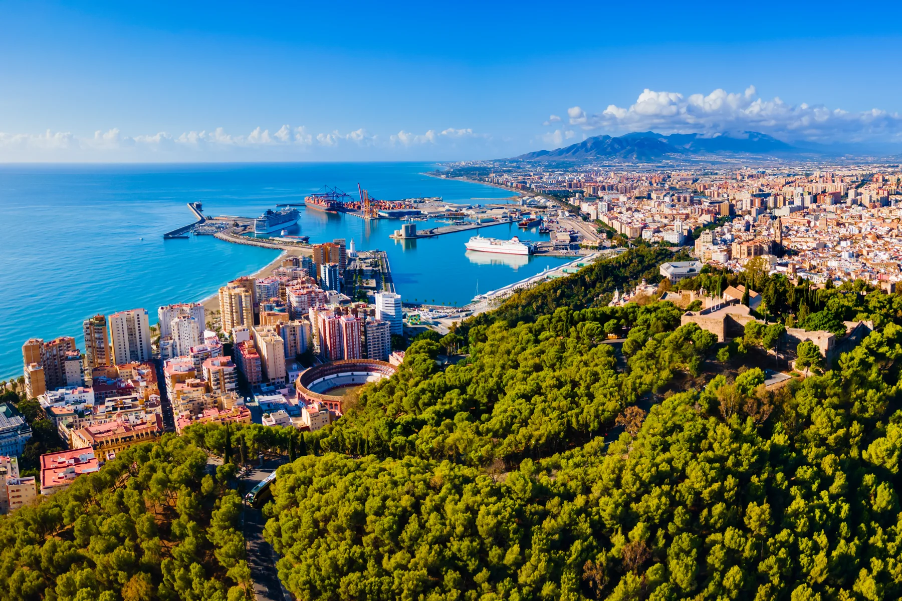luftaufnahme der stadt málaga in andalusien, spanien